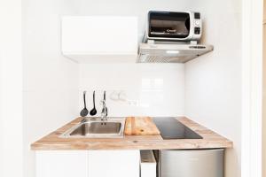 a kitchen with a sink and a microwave at SnowSun in Sierra Nevada