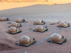 un grupo de domos sentados en el desierto en Hasan Zawaideh luxury camp 2 en Wadi Rum