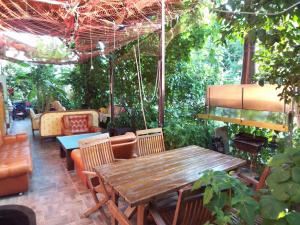 un patio con tavolo e sedie in legno di izmir Tatil Evi Beach Resort Seferihisar a Ürkmez