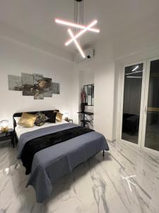 Posteľ alebo postele v izbe v ubytovaní FELLINI SUITES Lungomare near the sea