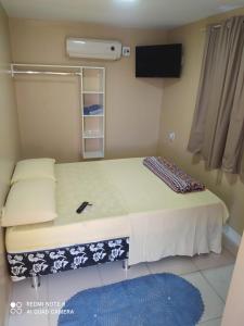 Habitación pequeña con cama y TV. en Container LB CAXU en Boa Vista