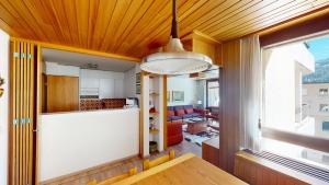 cocina y sala de estar con techo de madera en St. Moritzerhof 51, en St. Moritz