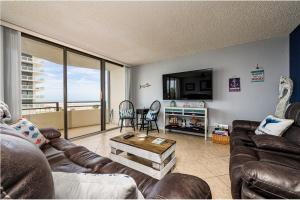 uma sala de estar com um sofá e uma mesa em Glorious Ocean Sunset Views 2 Bed 2 Bath Condo em Daytona Beach