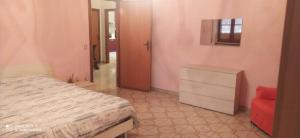 Un dormitorio con una cama y una cómoda. en La Casa di Rocchina, en Sora 7 fotos más