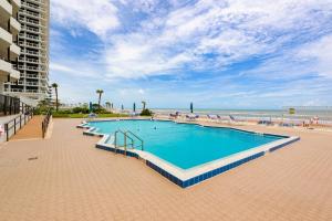 uma grande piscina junto a uma praia em Glorious Ocean Sunset Views 2 Bed 2 Bath Condo em Daytona Beach