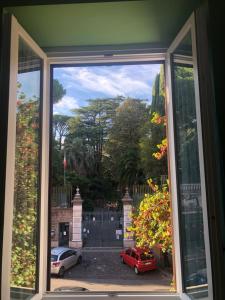 una ventana con vistas a un patio con coches en Casa Pedra en Roma
