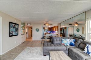 una sala de estar con un sofá y una mesa en Oceanfront Sunrise 2 Bed 2 Bath Condo with Pool, en Ormond Beach