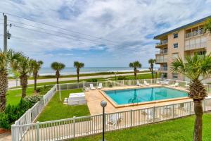 desde el balcón de un edificio con vistas a la piscina y a la playa en Oceanfront Sunrise 2 Bed 2 Bath Condo with Pool, en Ormond Beach