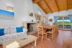 un soggiorno con un divano e un tavolo di Casa Mare e Monti a Cannigione