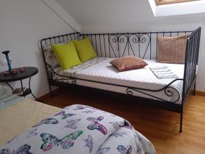 uma cama com almofadas verdes num quarto em Ático Fusión de sensaciones en Palmeira em San Pedro