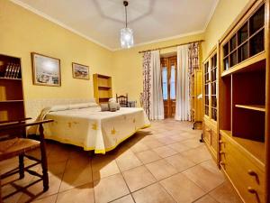 a bedroom with a bed in a room with yellow walls at Casa Los Canos in Úbeda