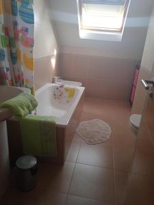 uma pequena casa de banho com uma banheira e um lavatório em Ático Fusión de sensaciones en Palmeira em San Pedro