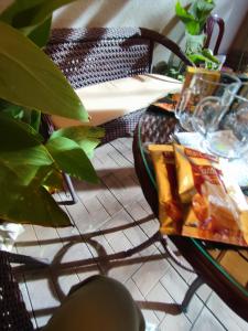 una mesa con un plato de comida. en Zest hotel & spa, en Uralsk