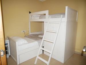een wit stapelbed met een ladder in een kamer bij Comapedrosa-Vacances Pirinenca in Canillo