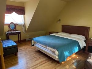 a bedroom with a bed and a mirror and a window at Motel au P'tit Sapin in Mirabel