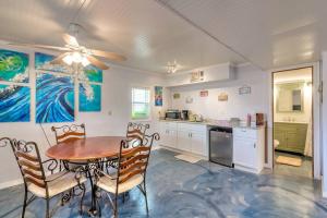 Una cocina con una mesa y sillas en una habitación. en Three Oars Beach Bungalow, en Daytona Beach
