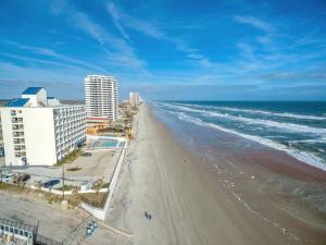 Una vista aérea de una playa con edificios y el océano. en Three Oars Beach Bungalow, en Daytona Beach