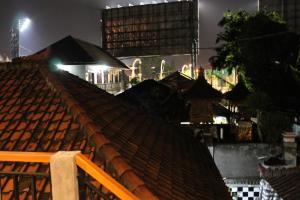 库塔赤林库塔民宿的夜晚从建筑物屋顶上欣赏美景