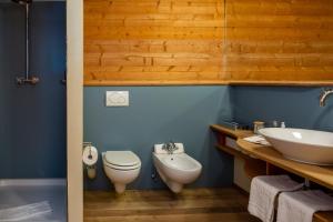 La salle de bains est pourvue de toilettes et d'un lavabo. dans l'établissement Berghütte Blockhaus, à Redagno