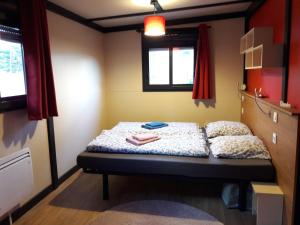 małą sypialnię z łóżkiem w pokoju w obiekcie Bruse & Costa à la montagne w mieście Chorges