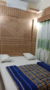 ein Bett mit zwei Kissen auf einem Zimmer in der Unterkunft Hotel The Grand Sandy in Cox's Bazar