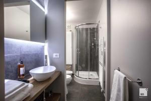 a bathroom with a sink and a shower and a toilet at Pam Style Home in Bologna