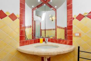 bagno con lavandino e grande specchio di Casa Mare e Monti a Cannigione Altre 32 foto