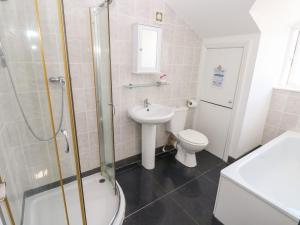 une salle de bain avec toilettes, lavabo et douche dans l'établissement Saddlers Cottage, Berllandeg Farm, à Clynderwen 27 autres photos