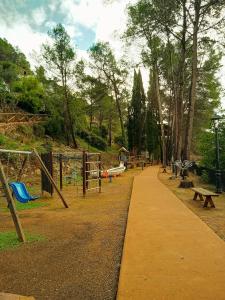 Otroško igrišče poleg nastanitve Casa rural El Forn d'Alcudia de Veo