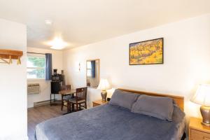 Postel nebo postele na pokoji v ubytování Siesta Motel Colfax WA