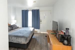 Postel nebo postele na pokoji v ubytování Siesta Motel Colfax WA