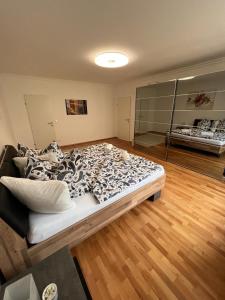 Cette chambre comprend un grand lit et du parquet. dans l'établissement Monterey Apartment Vienna, à Vienne