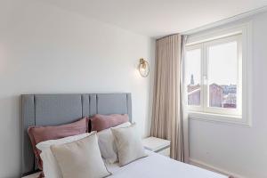 Säng eller sängar i ett rum på Modern Cativo Apartment by LovelyStay