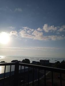 una vista del océano con el sol en el cielo en Fusión de sensaciones, ático con espectaculares vistas, en Palmeira