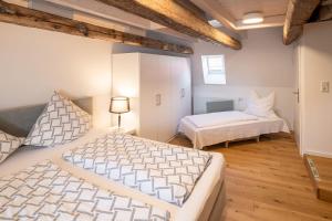 een slaapkamer met 2 bedden en een bank. bij Michaelis Suite - Schrangen-Suites-1389 in Lüneburg