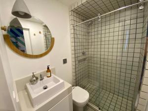 a bathroom with a sink and a shower and a toilet at Elegância à Beira-Mar: Apto 1Qto c/ Smart TV in Rio de Janeiro