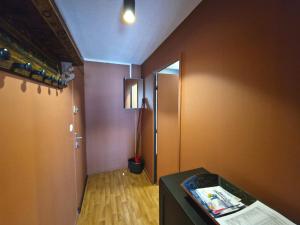 Cette petite chambre dispose d'un couloir avec une porte et un étage. dans l'établissement Val Louron Hautes Pyrénées Superbe appartement tout confort au pied des pistes 4 personnes, à Val Louron