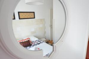 een kamer met een bed en een spiegel bij The Color Hostel in Lissabon