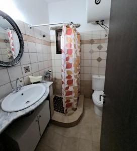 Vonios kambarys apgyvendinimo įstaigoje Traditional house paros