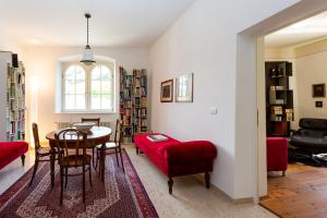 a living room with a table and chairs and a window at Appartement im Grünweinhof in Montagna