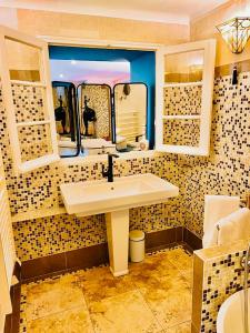 Vonios kambarys apgyvendinimo įstaigoje Astoria Villa maison d hôtes Appartement vue mer avec piscine