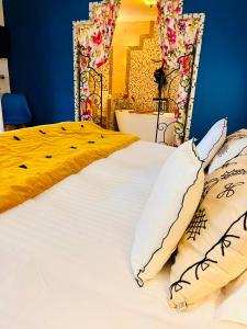 1 cama blanca grande con 2 almohadas en Astoria Villa maison d hôtes Appartement vue mer avec piscine, en Cassis