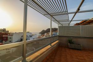 balkon z widokiem na ocean w obiekcie Sardina attic flat pool&solarium w mieście Gáldar