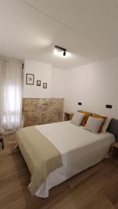 En eller flere senge i et værelse på BOUTIQUE 1 Apartment AVE Centro Lleida
