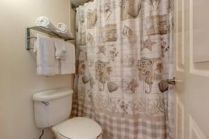 Ένα μπάνιο στο Oceanfront with Kitchen and Wifi Sleeps 6