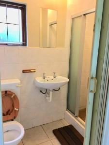 Salle de bains dans l'établissement Bazley High Rocks Top Cottage