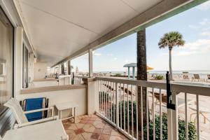 balkon z krzesłami i widokiem na ocean w obiekcie Direct Oceanfront Condo with Kitchen w mieście Daytona Beach