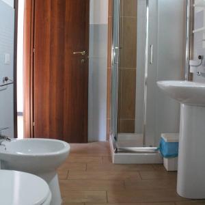 アグローポリにあるB&B Oasi al Mareのバスルーム(シャワー、トイレ、シンク付)
