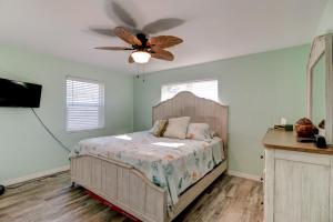 オーモンド・ビーチにあるTropical Retreatのベッドルーム1室(ベッド1台、シーリングファン付)