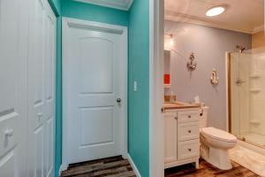 オーモンド・ビーチにあるTropical Retreatの白いトイレと洗面台のあるバスルーム +16枚の写真